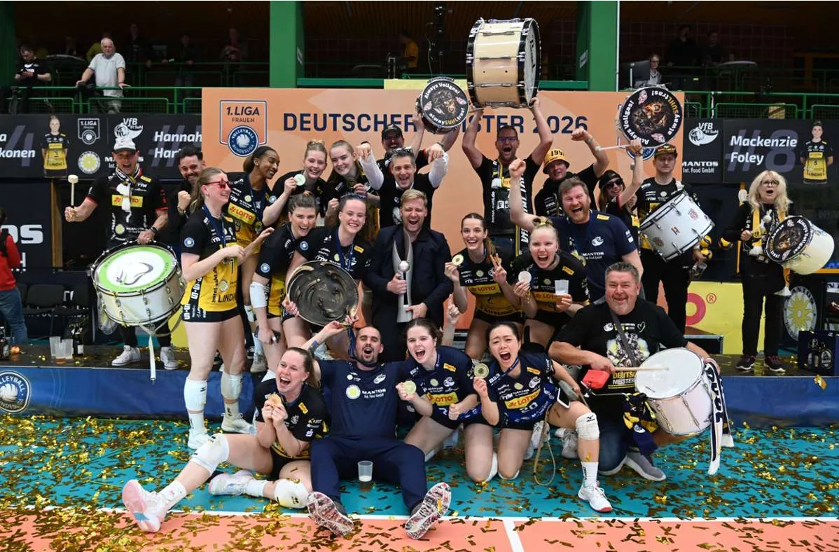 Jubelnde Volleyballmannschaft des VfB Suhl LOTTO Thüringen feiert die Deutsche Meisterschaft 2026 in der Wolfsgrube